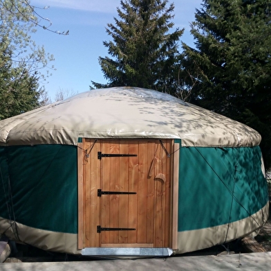 Aire de camping et yourtes - La Ferme au Chapeau Vert