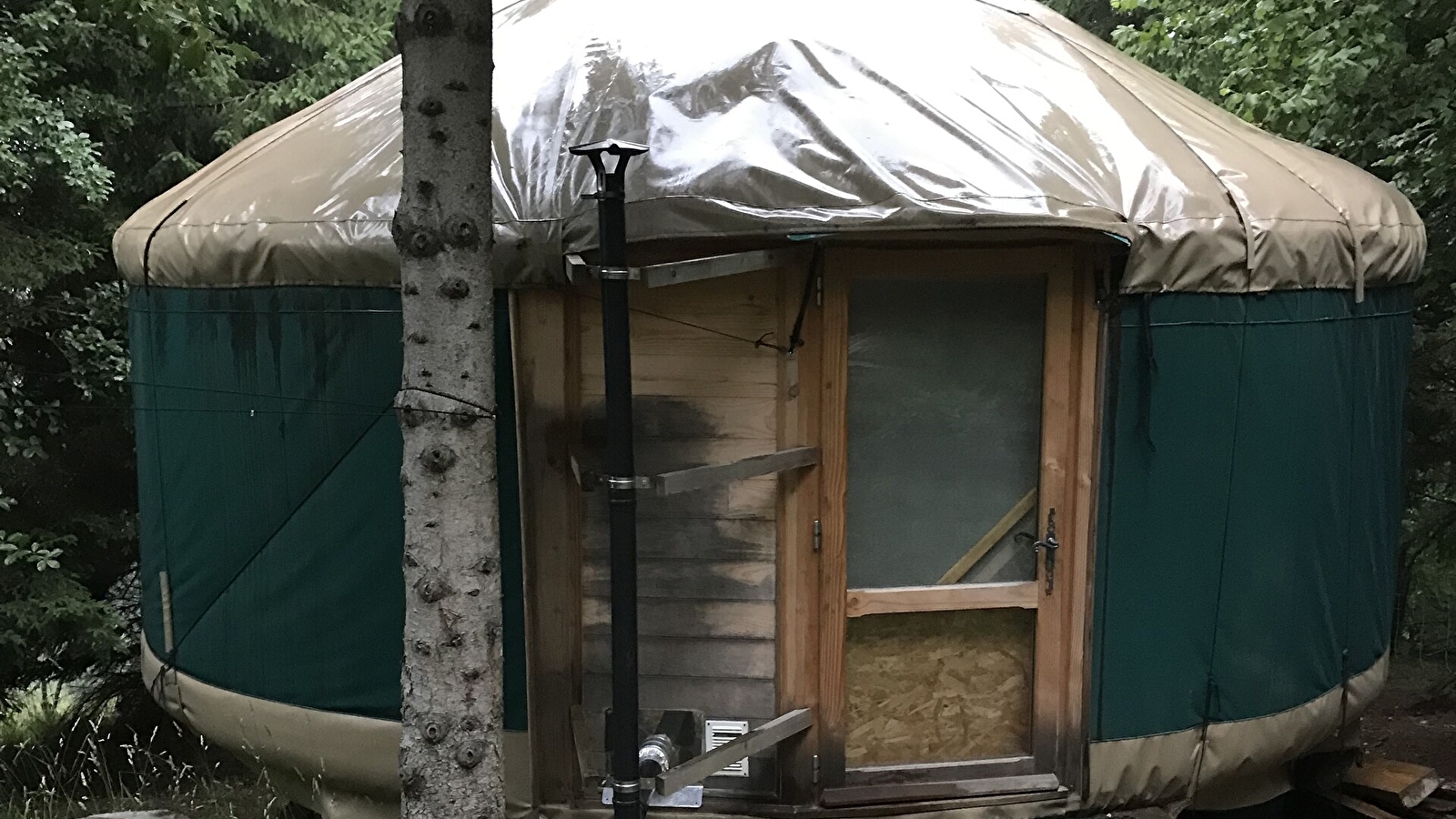 Aire de camping et yourtes - La Ferme au Chapeau Vert